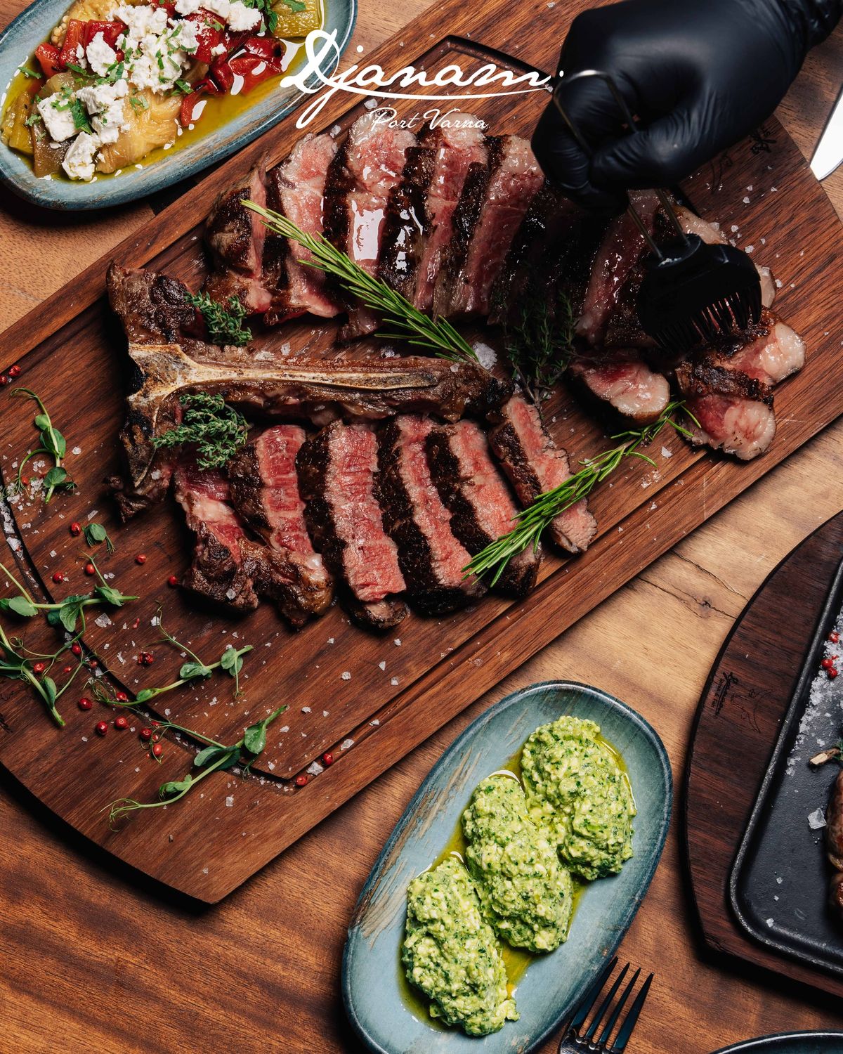T-bone carved at the table